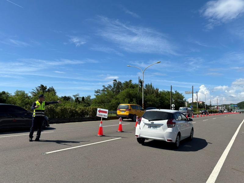 雙十連假最後一天北返車流湧現　枋警執行調撥車道紓解車流