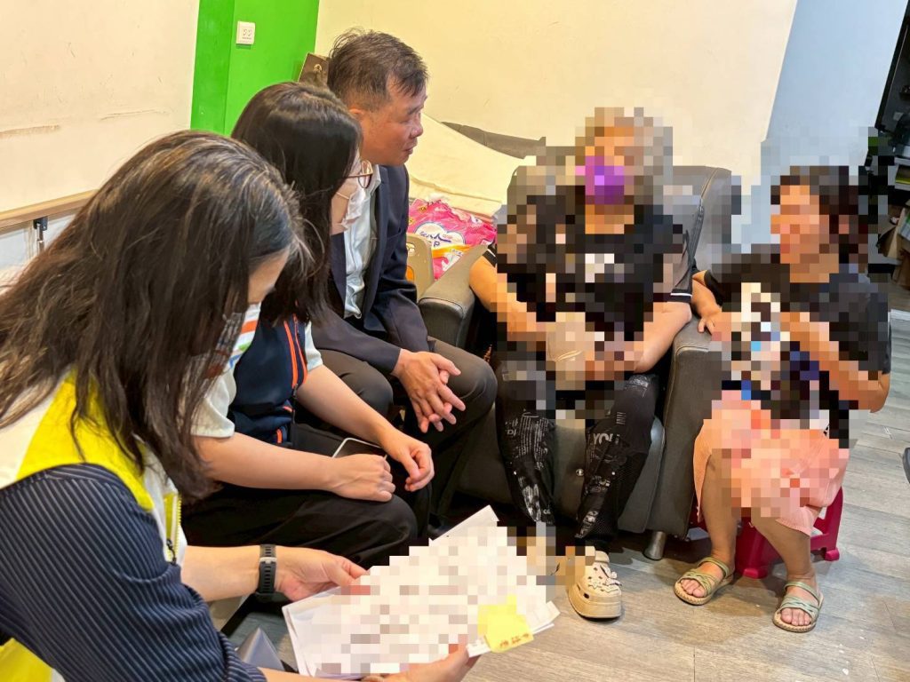 執行署花蓮分署長蔡英俊攜手健保署東區業務組中秋送暖關懷罕病兒及單親媽