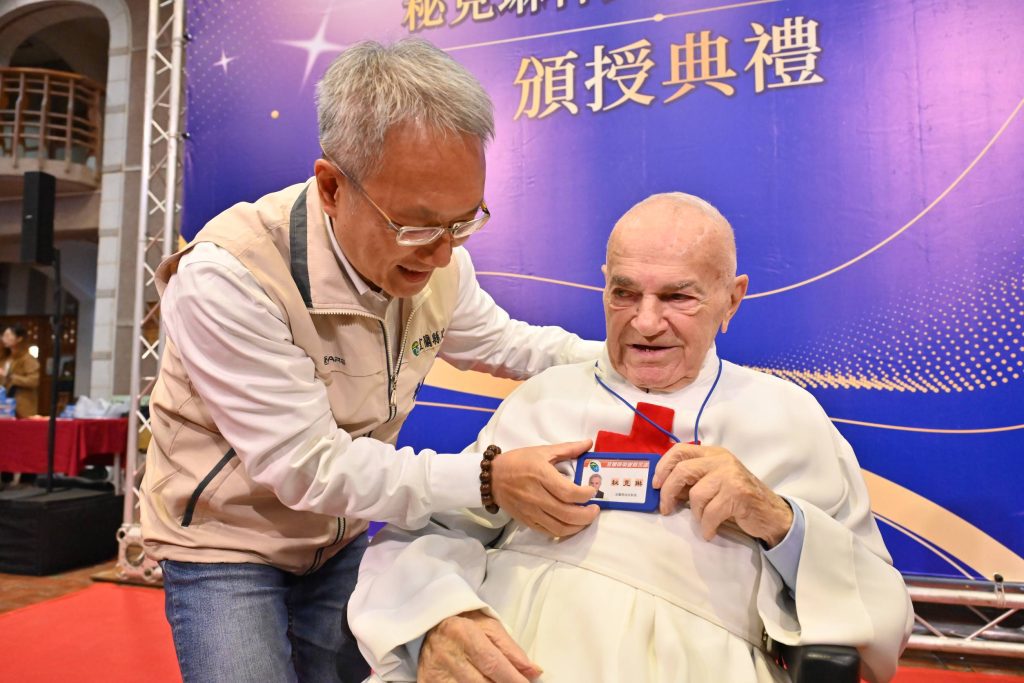 來台超過一甲子為宜蘭打開世界舞台   秘克琳神父獲頒榮譽縣民