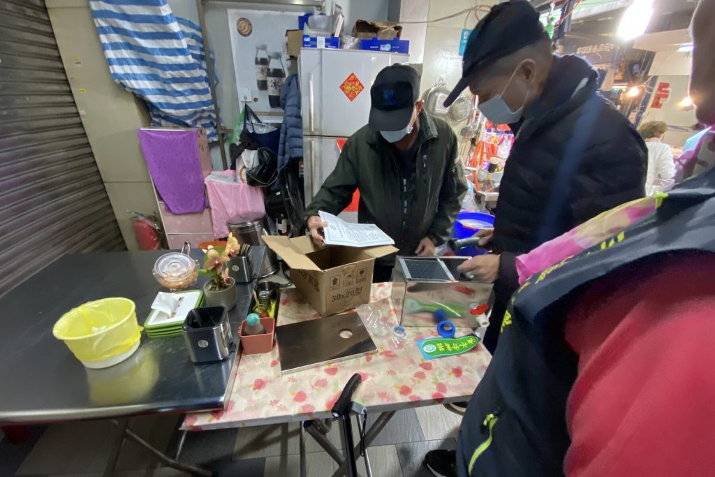 新北市場處四年有成     攤商安裝截留器或細濾網     71處攤集區擺脫水溝惡臭