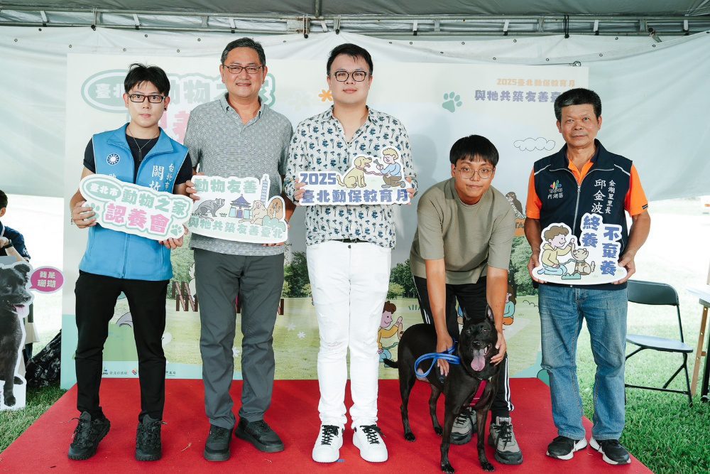 臺北市動物之家認養會日前在大湖公園舉辦    毛孩走出收容所療癒民眾心情