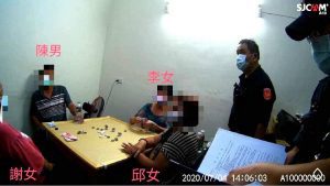 無視防疫禁令也不聽神明警告　疫情期間竟群聚玩象棋麻將