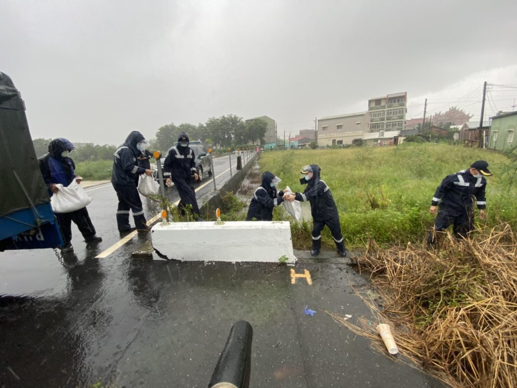 臺南北門區連日大雨致積水　海巡緊急出動防災