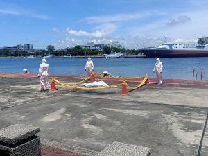 安平海巡港區發現大體　海巡警消協力馳援