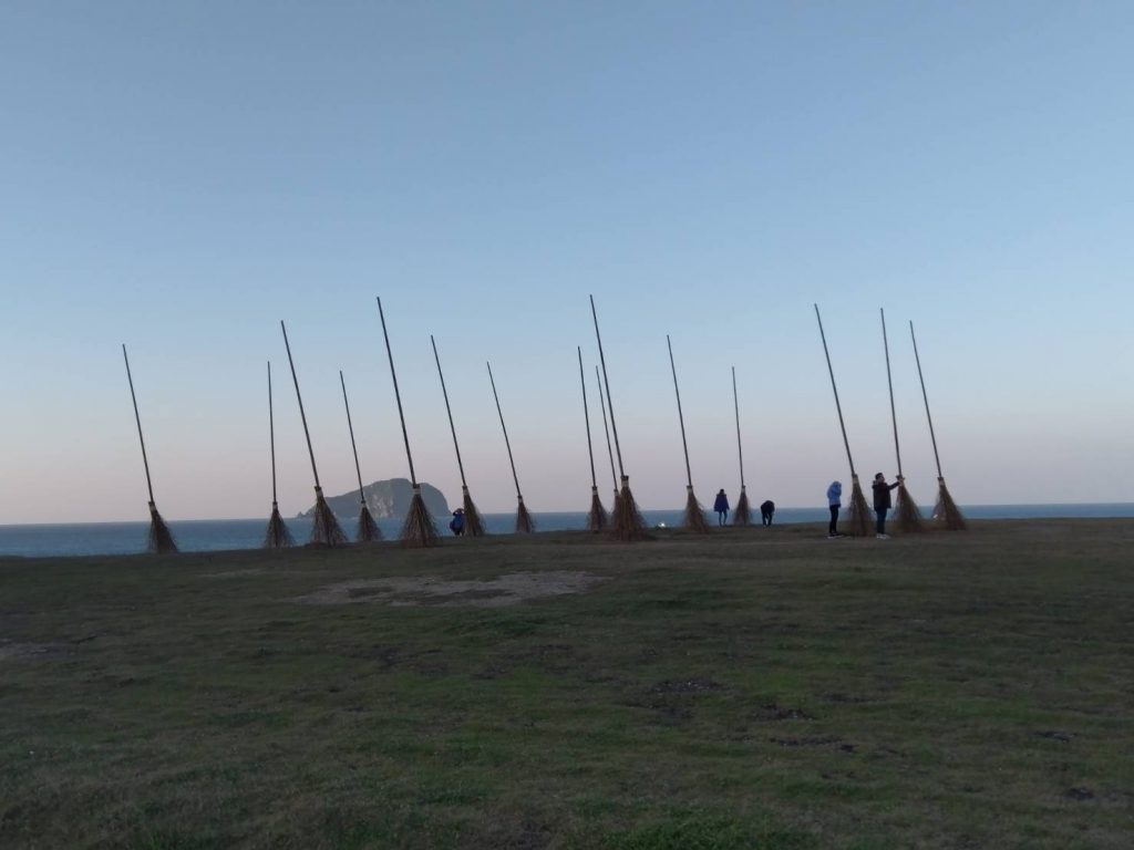 潮境「飛天掃把」基隆熱門打卡夯點　海科館預計9月底完成修復12隻「掃把救星」