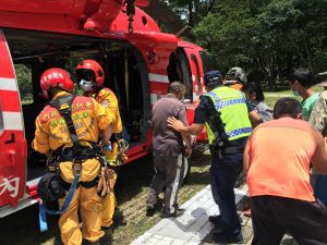 六龜警堅守崗位　孤島不孤、協助民眾就醫