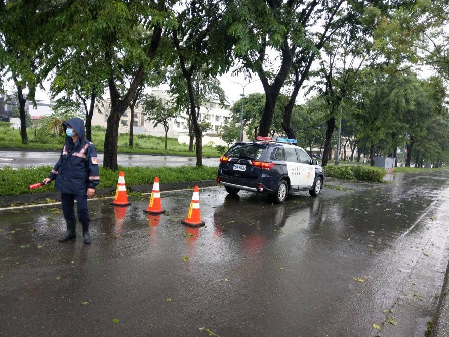 小港警不畏風雨　堅守崗位守護市民安全