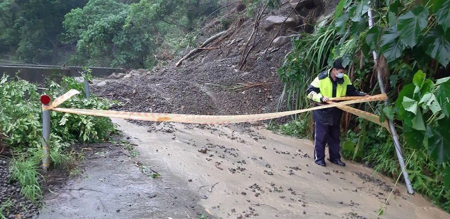 瞬間大雨！台29線土石崩落無法通行　警堅守「港」位守護市民安全