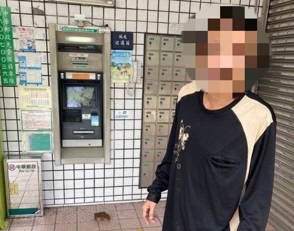 失業男領不到紓困！火大持磚頭砸ATM　警30秒內逮人