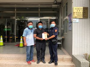 防治疫情期間　枋警捐助貧困原民孝子