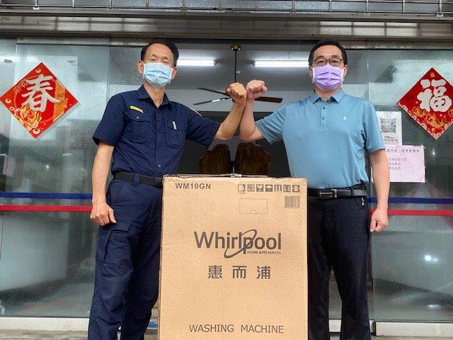 防疫期間　仁武警友捐贈洗衣機