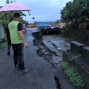 里港鄉土庫村南興路　台3線旁出現塌陷