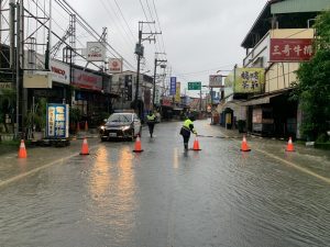 屏科大前路口淹水未退　員警持續管制通行