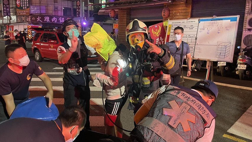高雄民宅火警　消防及時救出2女