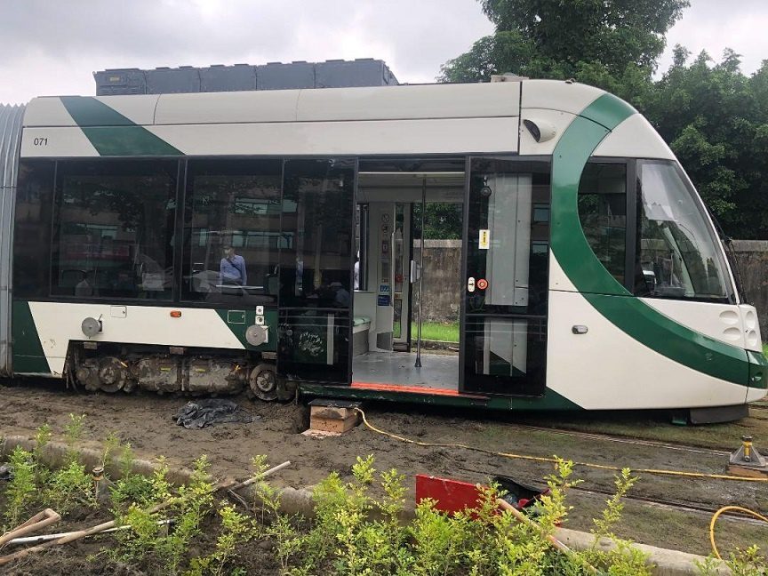 高雄捷列車　發生草皮捲入車底意外事故