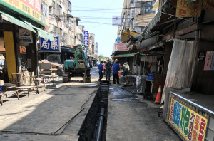 台水公司七區處利用防疫人流管制　汰換五甲地區福德街市集周邊管線