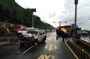 台26線H會館前4車連撞事故　警消前往救援管制交通