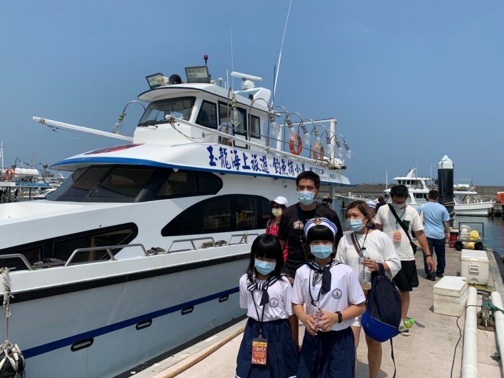 海科職涯探索職人體驗-「一日小水手」　跟著船長出海去              扒手網體驗友善環境保護海洋資源