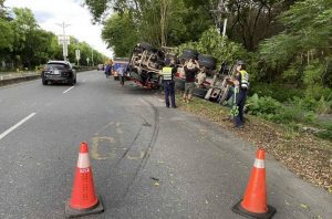 疑天雨路滑車速過快　預拌混凝土車翻覆​ ​ ​