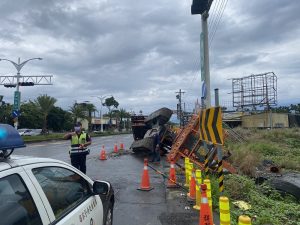 大貨車載運高空作業車　潮州路口翻落事故