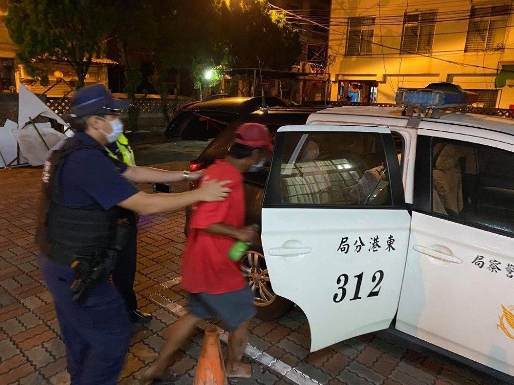 東港警視民如親　助酒醉路倒男返家