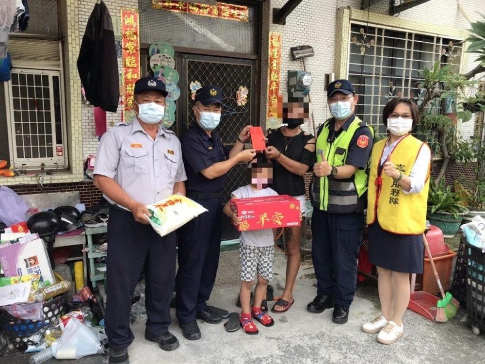 中秋佳節月圓人團圓　東港警關懷過好節