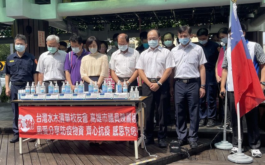 高市議員陳麗娜偕同民間團體　捐防疫物資挺小港警等單位