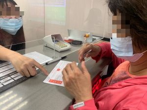 婦人誤信「網路投資」險遭詐5萬元 美女行員機警阻