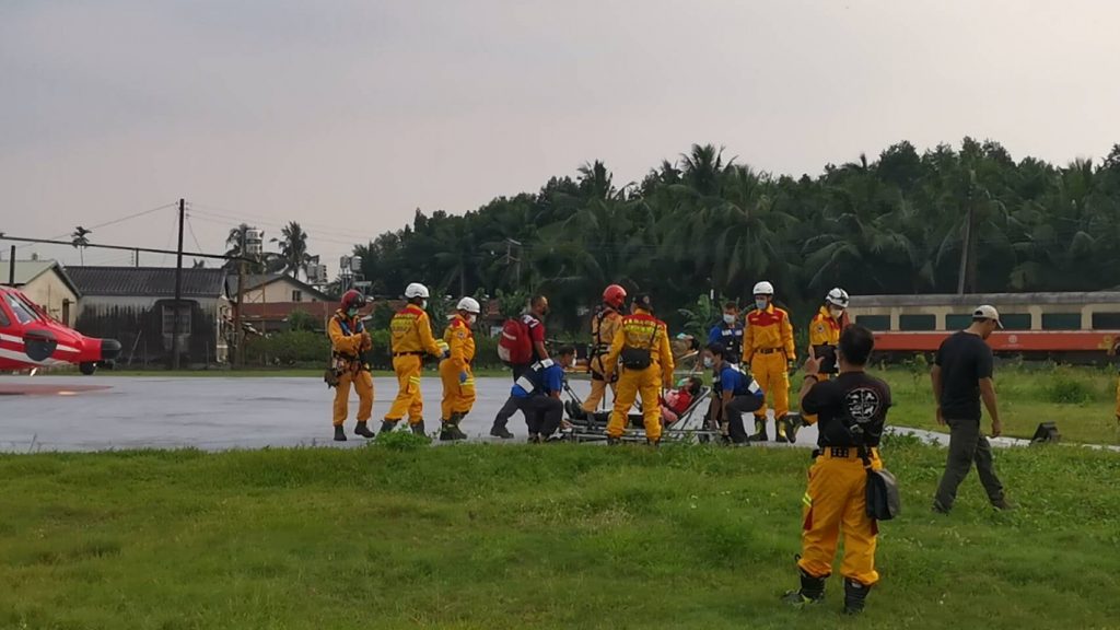 民眾霧台舊好茶訪友遭蜂螫傷　警消出動空勤直升機救援