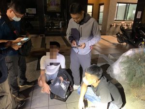 苓雅警結合特勤警力攻堅破獲藏身民宅販毒集團　查獲逾百包毒品、百萬現金