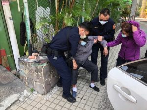 九旬翁騎車不慎跌路邊 　暖心楠梓警護返家