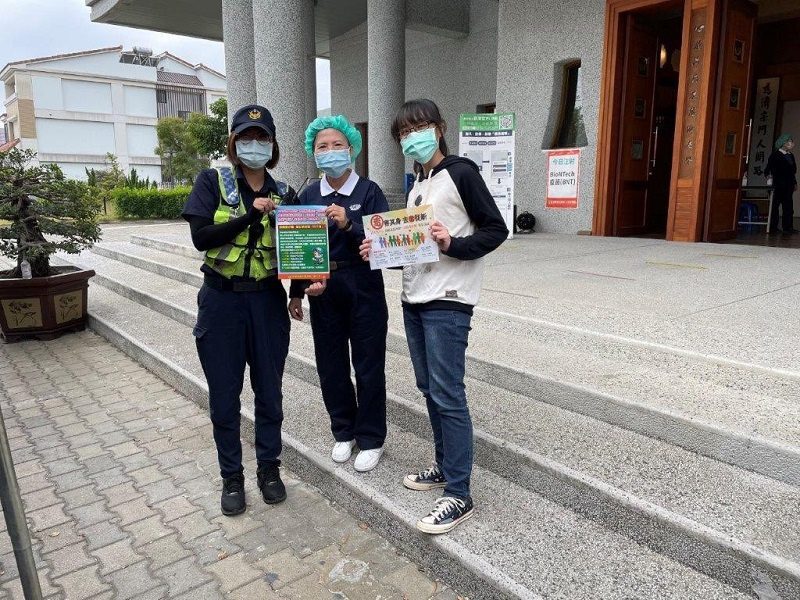 靜思堂疫苗快打站  東港警熱力宣導防詐及守護交通安全