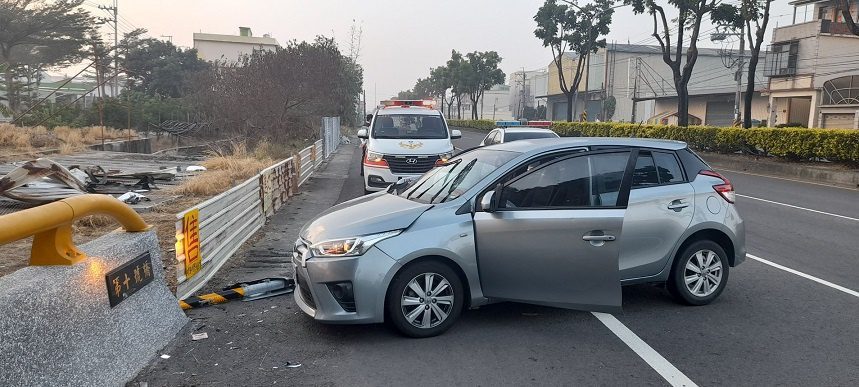 大寮區自撞車禍　幸未造成人員傷亡