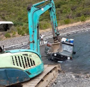 民眾深入山區車輛陷入溪中　枋警協助脫困