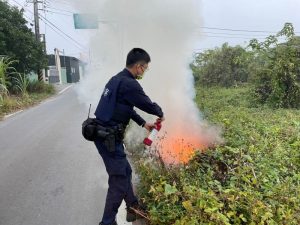 天乾物燥農田竄火苗　潮州警立即撲滅火勢