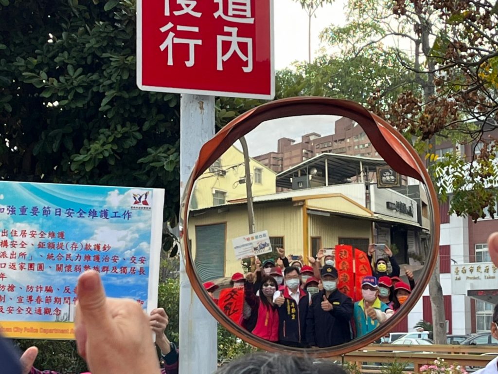 年終大掃除 佳警分局長及佳里區六安里長林佩玲同框 組環保志工隊聯手擦亮路口反射鏡  照亮生命轉彎處的光明鏡