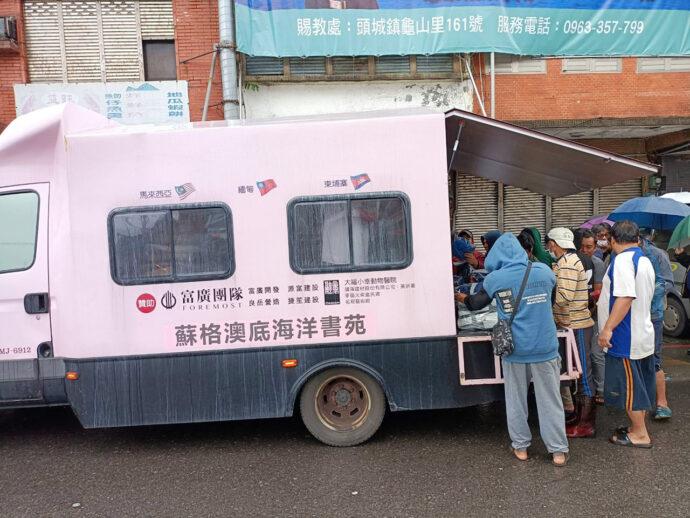 捐冬衣淡大國企社服寒冬送暖 外籍漁工也能過好年