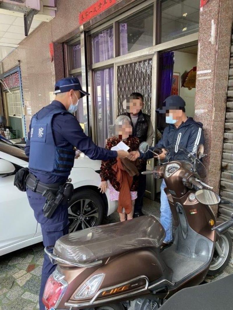 七旬失智老婦迷航　東港警眼尖靠愛心手鍊協助返家團圓