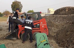 工人駕駛鏟裝機施工意外慘遭斷腳　新園警消成功救援