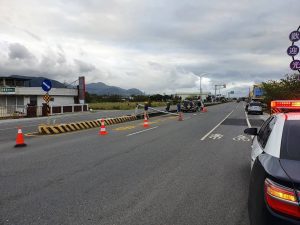 車城鄉落山風風勢大　路燈遭吹斷、恆警現場交管