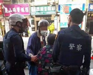 一句「哇係鄰長餒」　前鎮警發揮最大警民合作力量助迷途婦返家