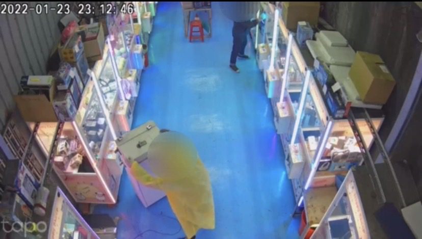 變裝歹徒開贓車搬走兌幣機　警突破3關卡逮竊賊