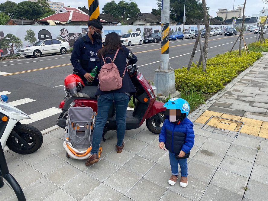 女子年節帶幼童看病車輛突拋錨　暖警見狀主動協助