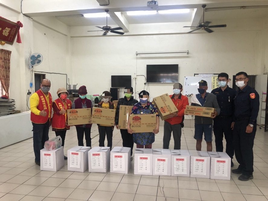 枋警虎年寒冬送暖　關懷獨居老人