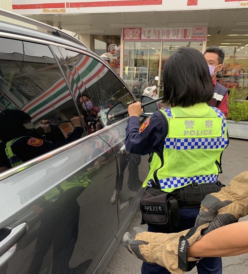 父超商購物、誤將孩童反鎖車內　東港警及時破窗救援