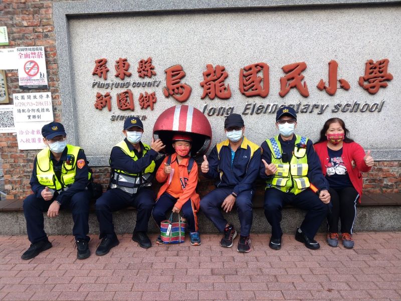 閃亮安全帽交安宣導吸睛　東港警開學日護童用心