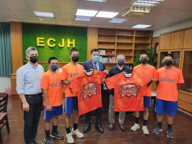 三重高中教務主任與後備憲兵蔡耀德　讓二重國中棒球隊圓夢