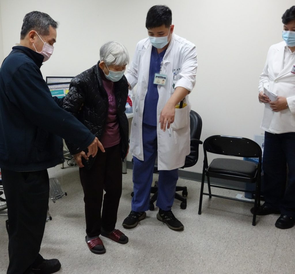 腦中風機械取栓 83歲嬤急性腦中風恢復行動力