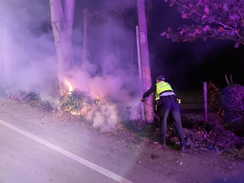 枋警巡邏發現火警!　迅即提水滅火     　