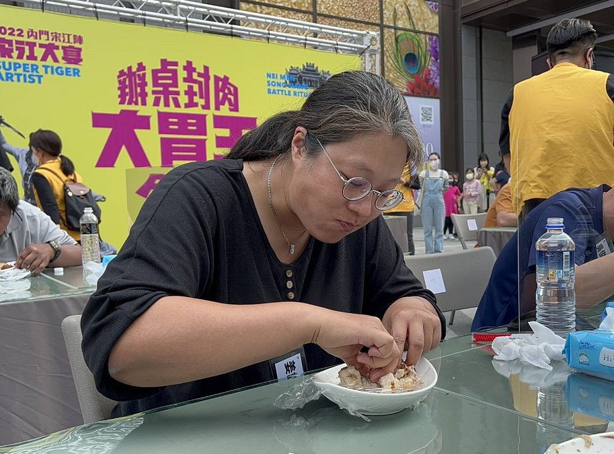 高雄首屆封肉大胃王PK初賽前三名出爐　高雄正妹大胃王艾嘉L20分鐘完食1.7公斤奪冠